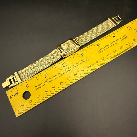 Vintage Peck & Peck Quartz Wristwatch Watch Timepiece Square Mesh Gold Tone